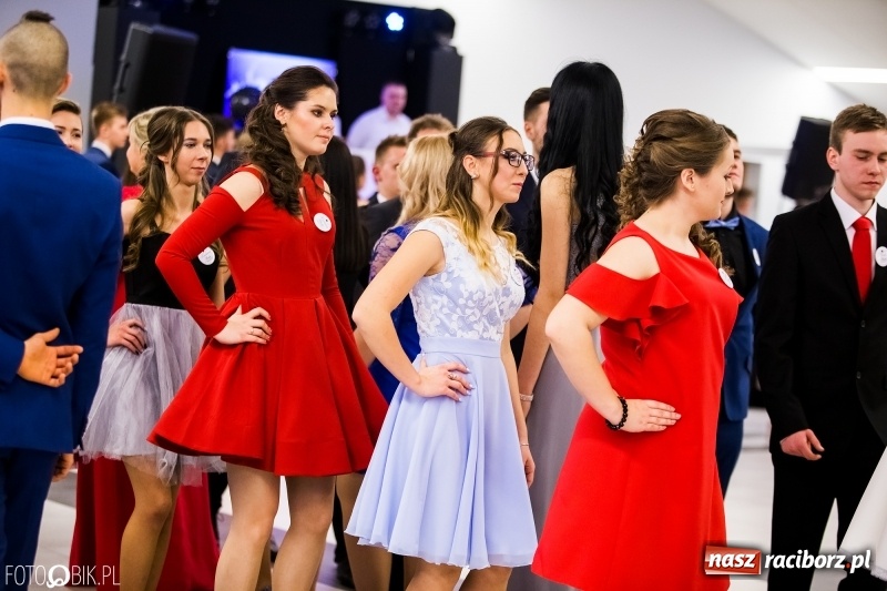 Zdjęcie w galerii na portalu naszraciborz.pl: Ekonomik bawi się na studniówce w Zakrzowie wiadomości z regionu