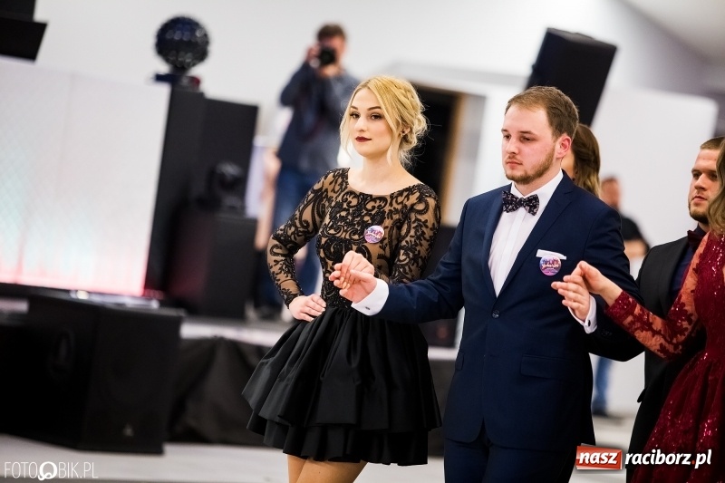 Zdjęcie w galerii na portalu naszraciborz.pl: Ekonomik bawi się na studniówce w Zakrzowie wiadomości z regionu