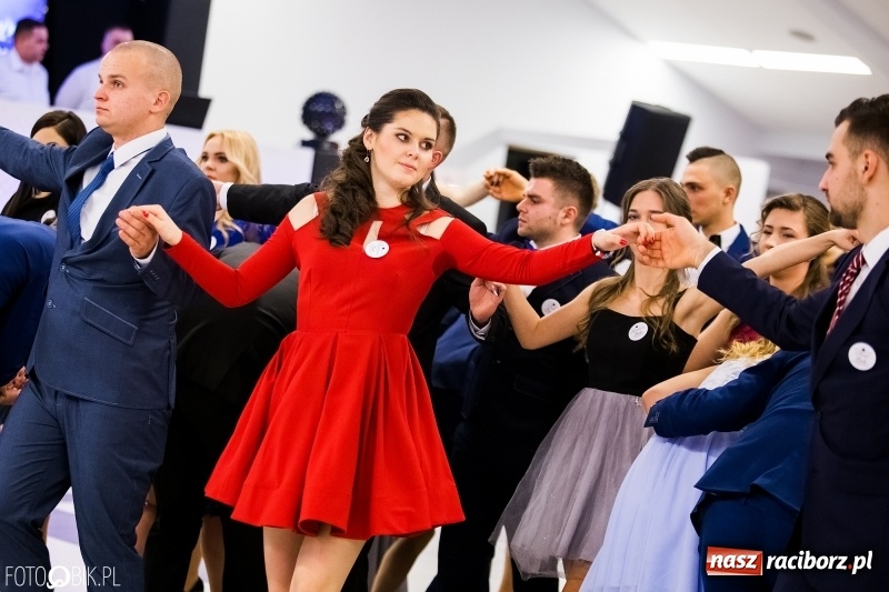 Zdjęcie w galerii na portalu naszraciborz.pl: Ekonomik bawi się na studniówce w Zakrzowie wiadomości z regionu