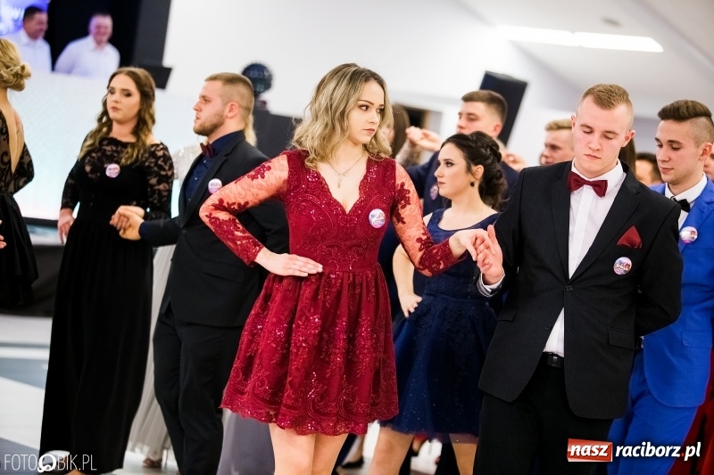 Zdjęcie w galerii na portalu naszraciborz.pl: Ekonomik bawi się na studniówce w Zakrzowie wiadomości z regionu