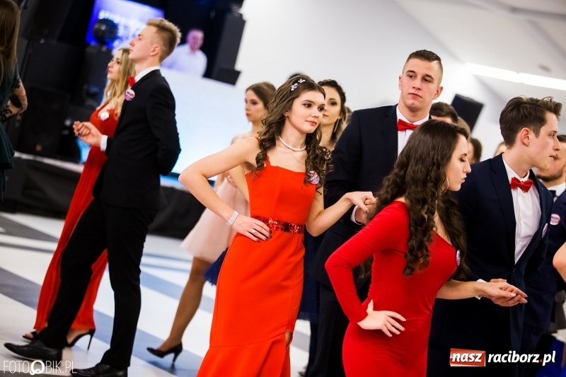 Zdjęcie w galerii na portalu naszraciborz.pl: Ekonomik bawi się na studniówce w Zakrzowie wiadomości z regionu