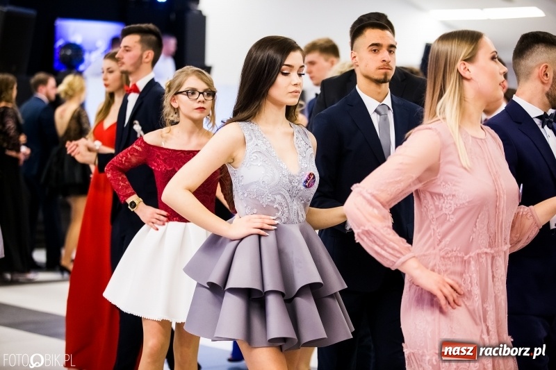 Zdjęcie w galerii na portalu naszraciborz.pl: Ekonomik bawi się na studniówce w Zakrzowie wiadomości z regionu