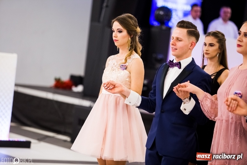 Zdjęcie w galerii na portalu naszraciborz.pl: Ekonomik bawi się na studniówce w Zakrzowie wiadomości z regionu