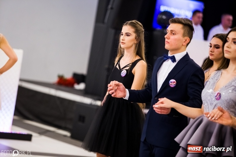 Zdjęcie w galerii na portalu naszraciborz.pl: Ekonomik bawi się na studniówce w Zakrzowie wiadomości z regionu