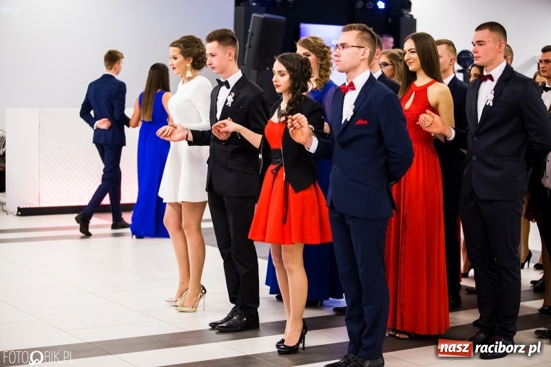 Zdjęcie w galerii na portalu naszraciborz.pl: Ekonomik bawi się na studniówce w Zakrzowie wiadomości z regionu