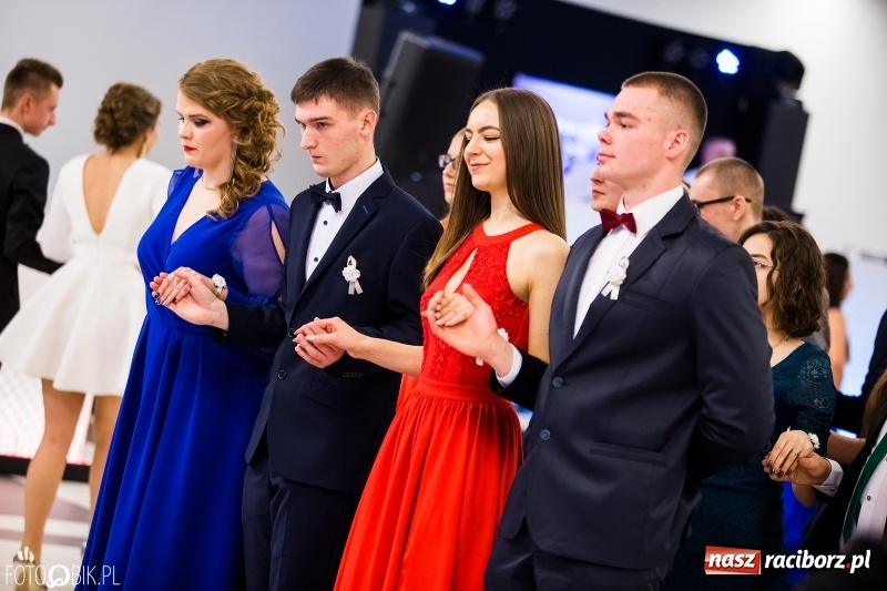 Zdjęcie w galerii na portalu naszraciborz.pl: Ekonomik bawi się na studniówce w Zakrzowie wiadomości z regionu