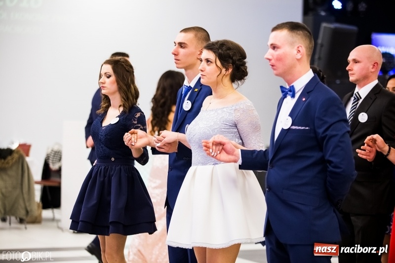 Zdjęcie w galerii na portalu naszraciborz.pl: Ekonomik bawi się na studniówce w Zakrzowie wiadomości z regionu