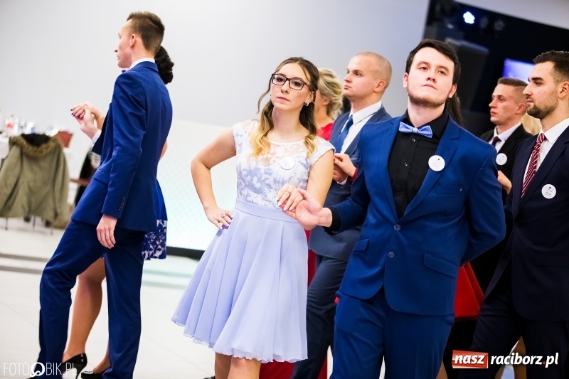 Zdjęcie w galerii na portalu naszraciborz.pl: Ekonomik bawi się na studniówce w Zakrzowie wiadomości z regionu