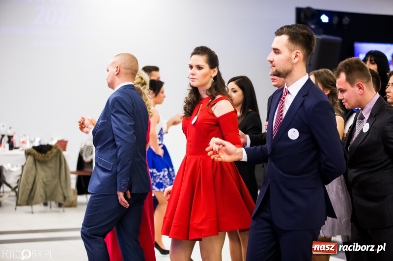 Zdjęcie w galerii na portalu naszraciborz.pl: Ekonomik bawi się na studniówce w Zakrzowie wiadomości z regionu