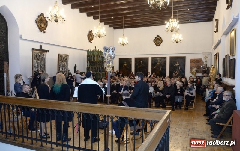 Zdjęcie w galerii na portalu naszraciborz.pl: Chasydzi w Lelowie w raciborskim Muzeum. Koncert i skrzynka piwa WIDEO wiadomości z regionu