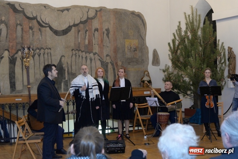 Zdjęcie w galerii na portalu naszraciborz.pl: Chasydzi w Lelowie w raciborskim Muzeum. Koncert i skrzynka piwa WIDEO wiadomości z regionu