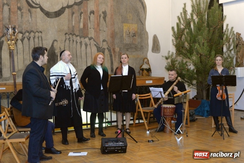 Zdjęcie w galerii na portalu naszraciborz.pl: Chasydzi w Lelowie w raciborskim Muzeum. Koncert i skrzynka piwa WIDEO wiadomości z regionu