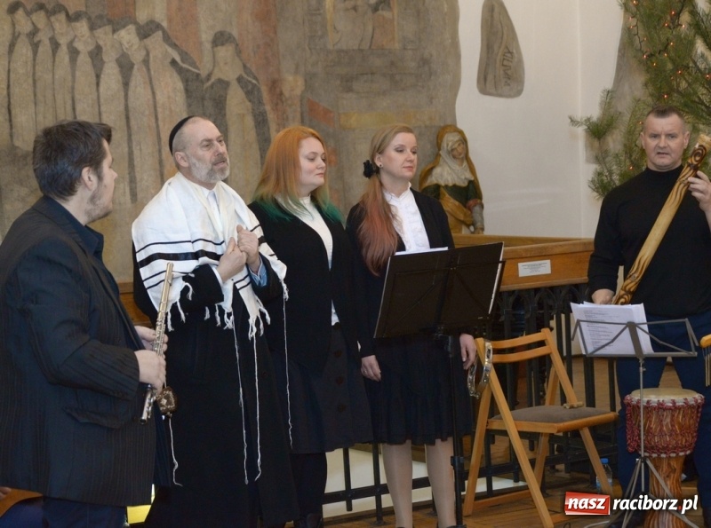 Zdjęcie w galerii na portalu naszraciborz.pl: Chasydzi w Lelowie w raciborskim Muzeum. Koncert i skrzynka piwa WIDEO wiadomości z regionu