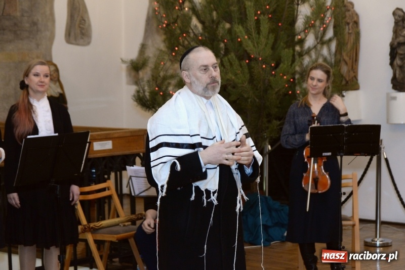 Zdjęcie w galerii na portalu naszraciborz.pl: Chasydzi w Lelowie w raciborskim Muzeum. Koncert i skrzynka piwa WIDEO wiadomości z regionu