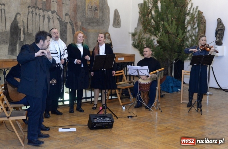 Zdjęcie w galerii na portalu naszraciborz.pl: Chasydzi w Lelowie w raciborskim Muzeum. Koncert i skrzynka piwa WIDEO wiadomości z regionu