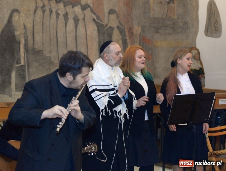 Zdjęcie w galerii na portalu naszraciborz.pl: Chasydzi w Lelowie w raciborskim Muzeum. Koncert i skrzynka piwa WIDEO wiadomości z regionu