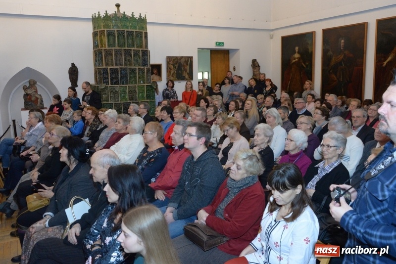 Zdjęcie w galerii na portalu naszraciborz.pl: Chasydzi w Lelowie w raciborskim Muzeum. Koncert i skrzynka piwa WIDEO wiadomości z regionu