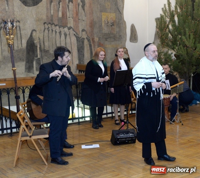 Zdjęcie w galerii na portalu naszraciborz.pl: Chasydzi w Lelowie w raciborskim Muzeum. Koncert i skrzynka piwa WIDEO wiadomości z regionu