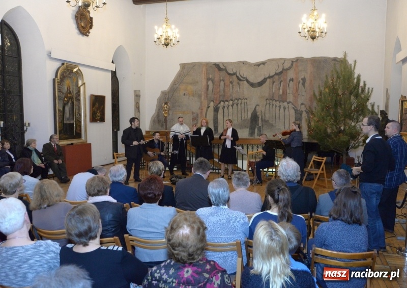 Zdjęcie w galerii na portalu naszraciborz.pl: Chasydzi w Lelowie w raciborskim Muzeum. Koncert i skrzynka piwa WIDEO wiadomości z regionu