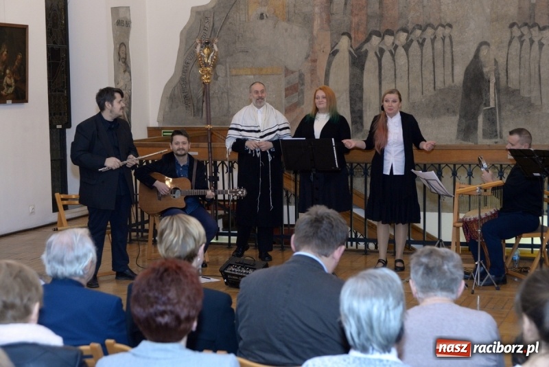 Zdjęcie w galerii na portalu naszraciborz.pl: Chasydzi w Lelowie w raciborskim Muzeum. Koncert i skrzynka piwa WIDEO wiadomości z regionu