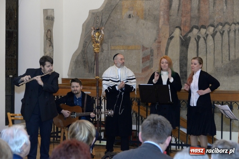 Zdjęcie w galerii na portalu naszraciborz.pl: Chasydzi w Lelowie w raciborskim Muzeum. Koncert i skrzynka piwa WIDEO wiadomości z regionu