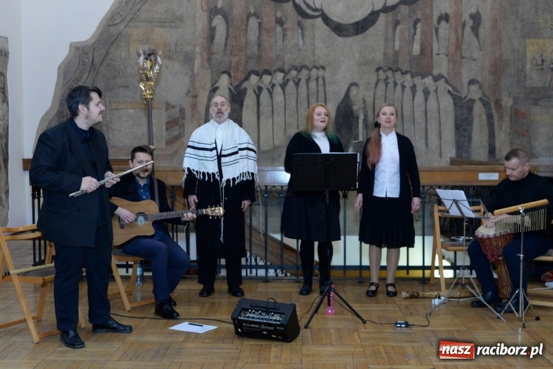 Zdjęcie w galerii na portalu naszraciborz.pl: Chasydzi w Lelowie w raciborskim Muzeum. Koncert i skrzynka piwa WIDEO wiadomości z regionu