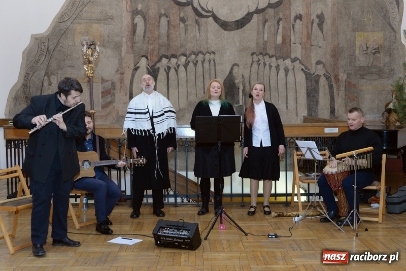 Zdjęcie w galerii na portalu naszraciborz.pl: Chasydzi w Lelowie w raciborskim Muzeum. Koncert i skrzynka piwa WIDEO wiadomości z regionu