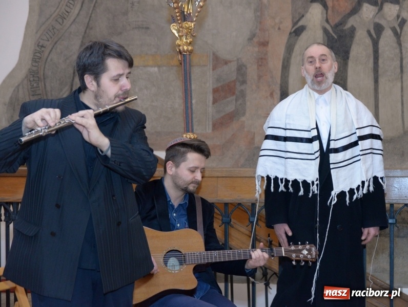 Zdjęcie w galerii na portalu naszraciborz.pl: Chasydzi w Lelowie w raciborskim Muzeum. Koncert i skrzynka piwa WIDEO wiadomości z regionu