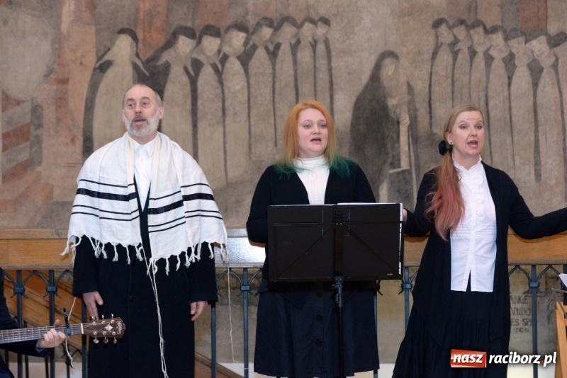 Zdjęcie w galerii na portalu naszraciborz.pl: Chasydzi w Lelowie w raciborskim Muzeum. Koncert i skrzynka piwa WIDEO wiadomości z regionu