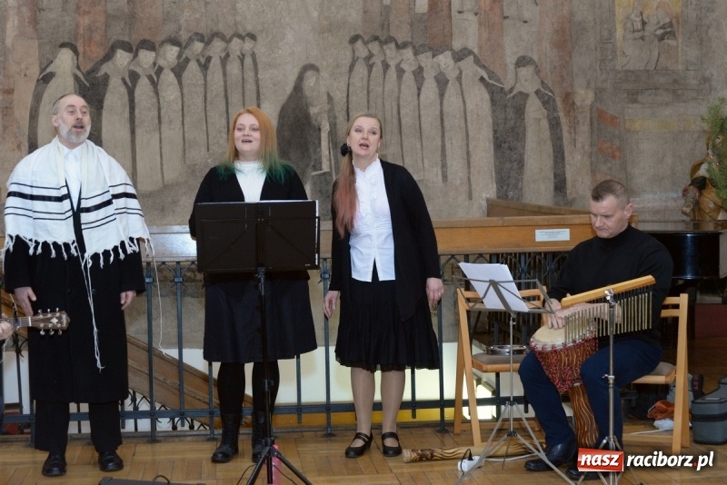 Zdjęcie w galerii na portalu naszraciborz.pl: Chasydzi w Lelowie w raciborskim Muzeum. Koncert i skrzynka piwa WIDEO wiadomości z regionu