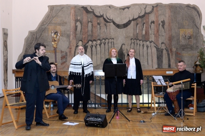 Zdjęcie w galerii na portalu naszraciborz.pl: Chasydzi w Lelowie w raciborskim Muzeum. Koncert i skrzynka piwa WIDEO wiadomości z regionu