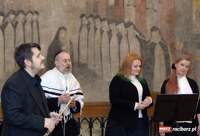 Zdjęcie w galerii na portalu naszraciborz.pl: Chasydzi w Lelowie w raciborskim Muzeum. Koncert i skrzynka piwa WIDEO wiadomości z regionu