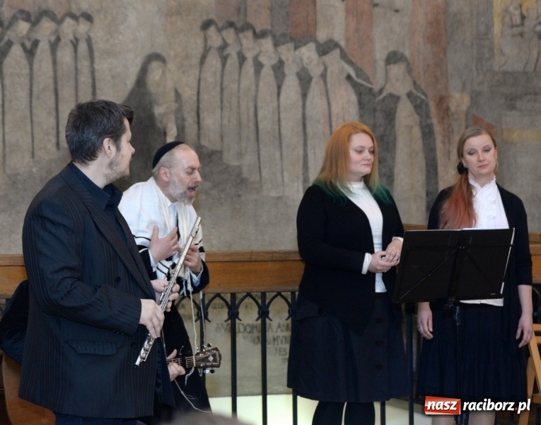 Zdjęcie w galerii na portalu naszraciborz.pl: Chasydzi w Lelowie w raciborskim Muzeum. Koncert i skrzynka piwa WIDEO wiadomości z regionu