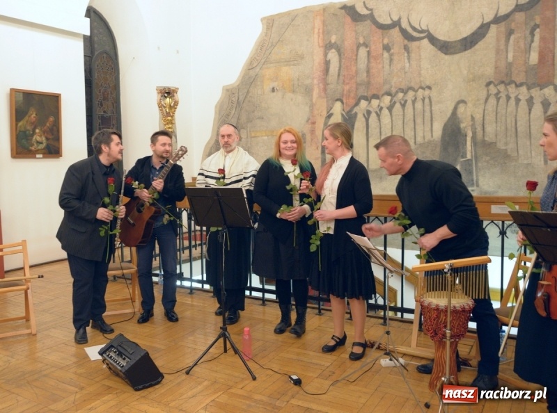 Zdjęcie w galerii na portalu naszraciborz.pl: Chasydzi w Lelowie w raciborskim Muzeum. Koncert i skrzynka piwa WIDEO wiadomości z regionu