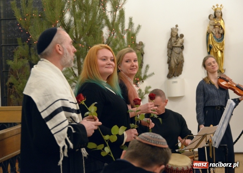 Zdjęcie w galerii na portalu naszraciborz.pl: Chasydzi w Lelowie w raciborskim Muzeum. Koncert i skrzynka piwa WIDEO wiadomości z regionu