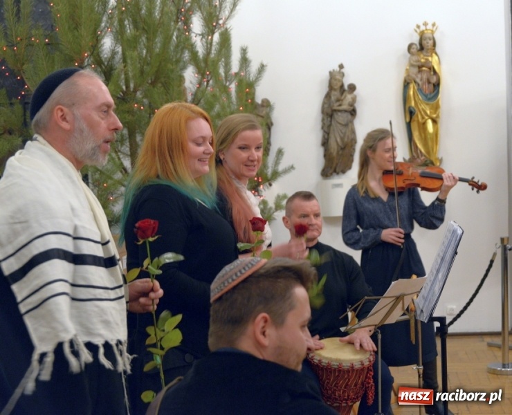 Zdjęcie w galerii na portalu naszraciborz.pl: Chasydzi w Lelowie w raciborskim Muzeum. Koncert i skrzynka piwa WIDEO wiadomości z regionu