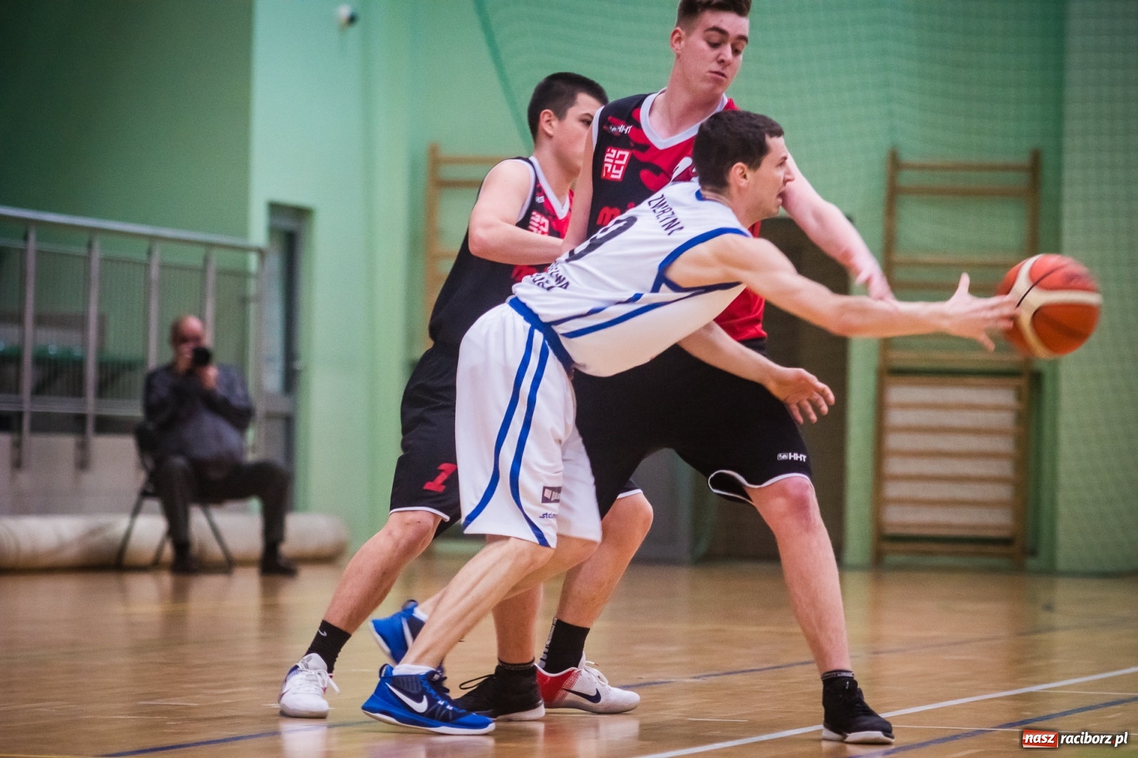 Zdjęcie w galerii na portalu naszraciborz.pl: Wygrana Ofensywy w starciu z ŻAK-iem wiadomości z regionu