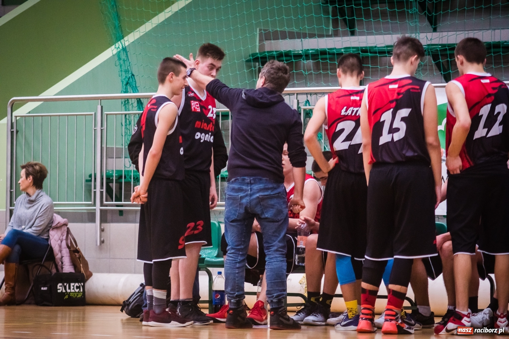 Zdjęcie w galerii na portalu naszraciborz.pl: Wygrana Ofensywy w starciu z ŻAK-iem wiadomości z regionu