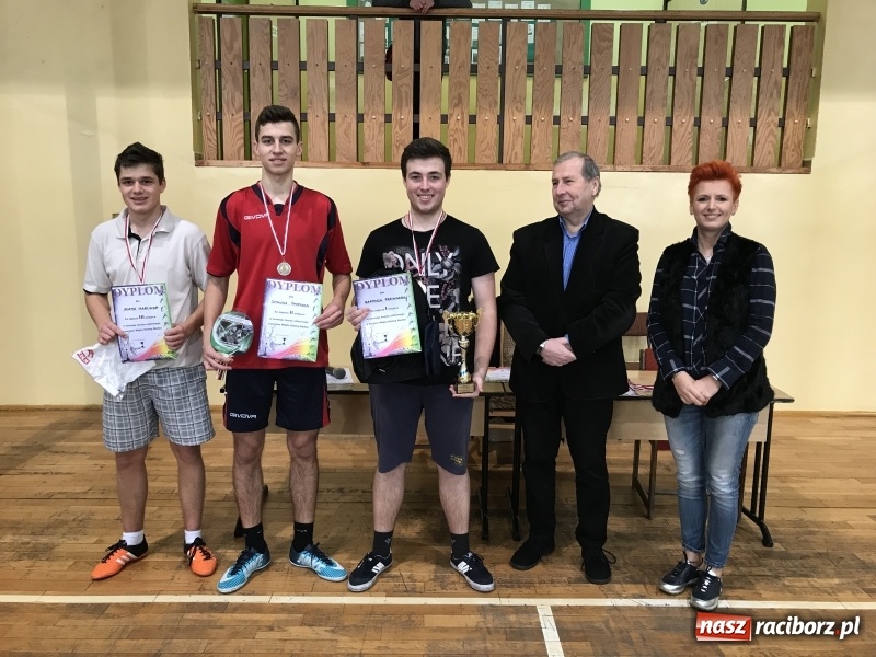 Zdjęcie w galerii na portalu naszraciborz.pl: W Nędzy walczyli o Puchar Wójta w tenisie stołowym wiadomości z regionu