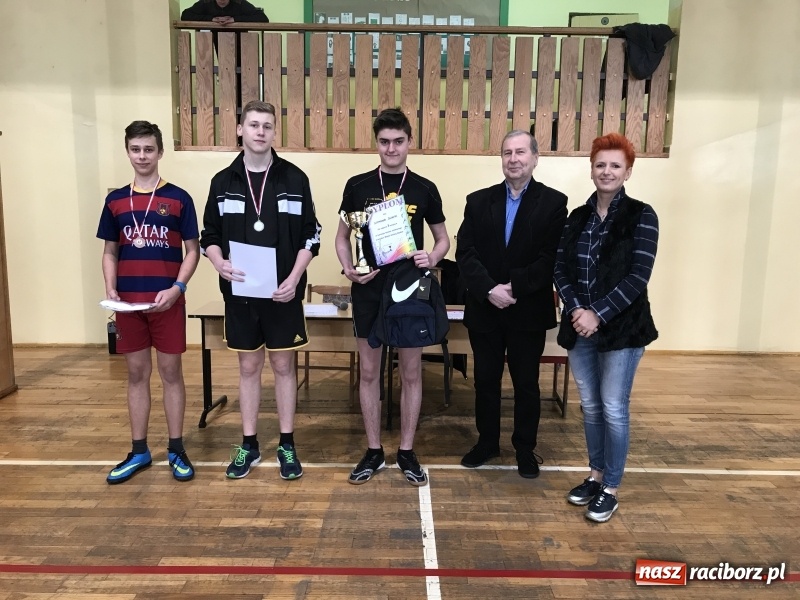 Zdjęcie w galerii na portalu naszraciborz.pl: W Nędzy walczyli o Puchar Wójta w tenisie stołowym wiadomości z regionu