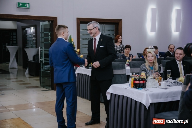 Zdjęcie w galerii na portalu naszraciborz.pl: Mechanik bawi się w Bravo FOTO i WIDEO wiadomości z regionu