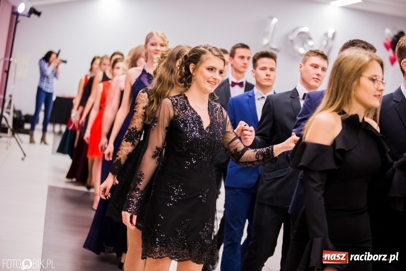 Zdjęcie w galerii na portalu naszraciborz.pl: Poloneza czas zacząć. I LO bawi się w Zakrzowie wiadomości z regionu