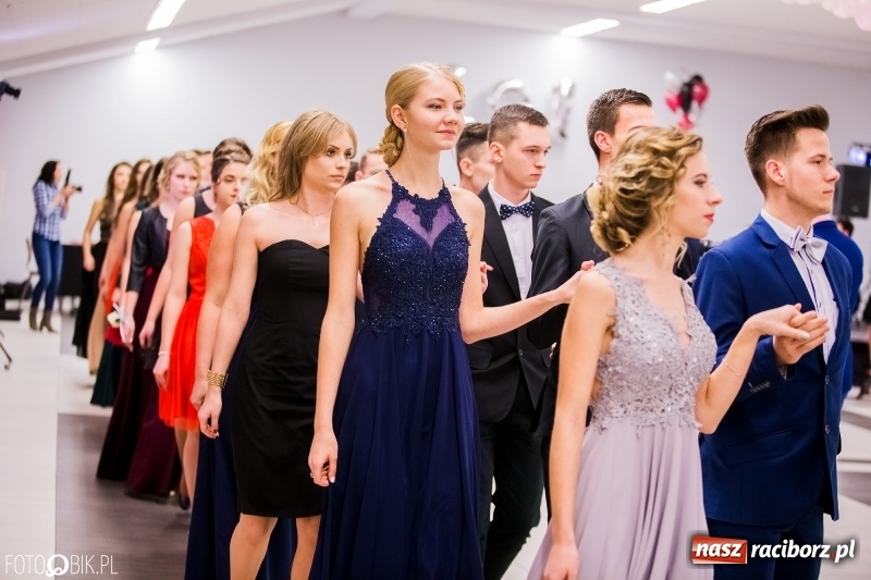 Zdjęcie w galerii na portalu naszraciborz.pl: Poloneza czas zacząć. I LO bawi się w Zakrzowie wiadomości z regionu