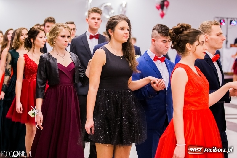 Zdjęcie w galerii na portalu naszraciborz.pl: Poloneza czas zacząć. I LO bawi się w Zakrzowie wiadomości z regionu