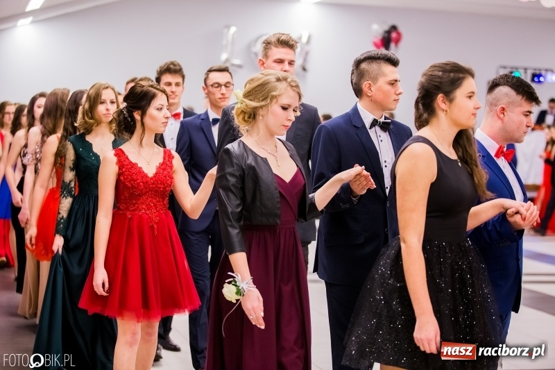 Zdjęcie w galerii na portalu naszraciborz.pl: Poloneza czas zacząć. I LO bawi się w Zakrzowie wiadomości z regionu