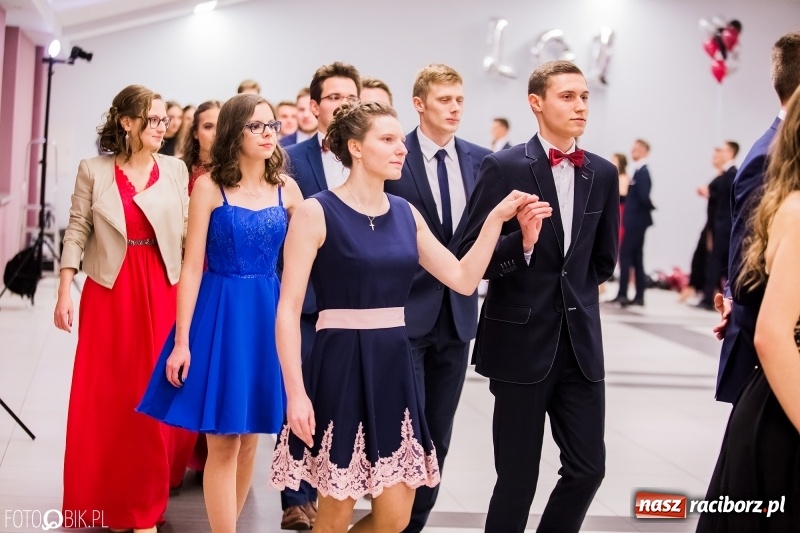 Zdjęcie w galerii na portalu naszraciborz.pl: Poloneza czas zacząć. I LO bawi się w Zakrzowie wiadomości z regionu