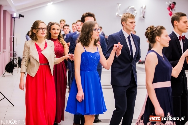 Zdjęcie w galerii na portalu naszraciborz.pl: Poloneza czas zacząć. I LO bawi się w Zakrzowie wiadomości z regionu