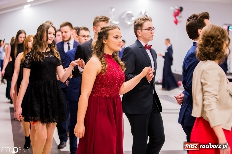 Zdjęcie w galerii na portalu naszraciborz.pl: Poloneza czas zacząć. I LO bawi się w Zakrzowie wiadomości z regionu