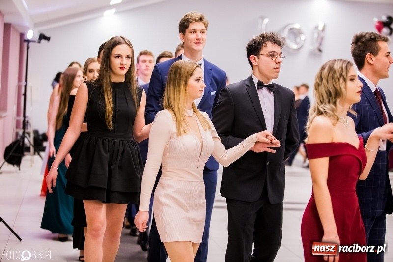 Zdjęcie w galerii na portalu naszraciborz.pl: Poloneza czas zacząć. I LO bawi się w Zakrzowie wiadomości z regionu