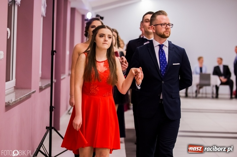 Zdjęcie w galerii na portalu naszraciborz.pl: Poloneza czas zacząć. I LO bawi się w Zakrzowie wiadomości z regionu